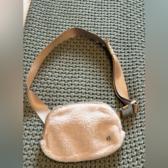 lululemon athletica Handbags - Lululemon fleece belt bag
